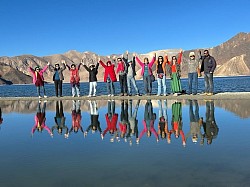 Pangong Lake ทะเลสาบน้ำเค็มสูงสุดในโลกอยู่ทั้งในดินแดนอินเดีย และจีน